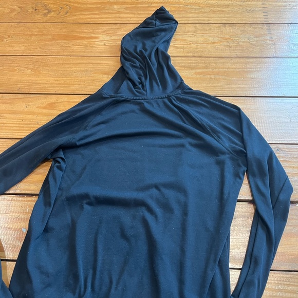 (513) UNDER ARMOUR TOP - Picture 5 of 6